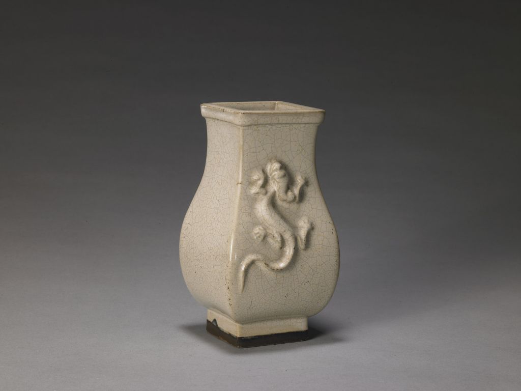 图片[1]-Guangyao plastic square bottle with dragon and tiger pattern-China Archive